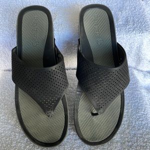 Women Bare traps “Leia” slip ons/sandals